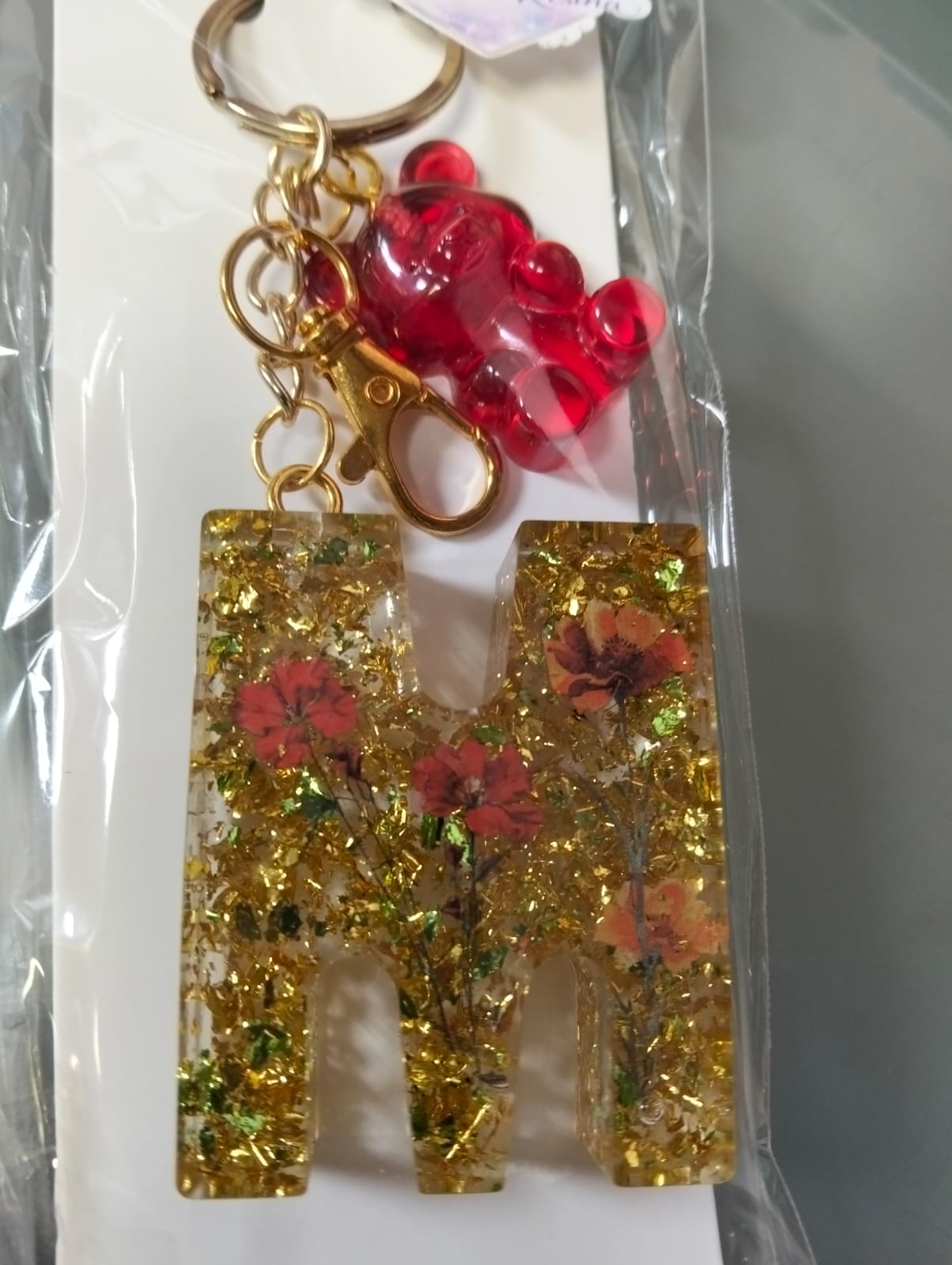 Letra M en resina con papel de oro,