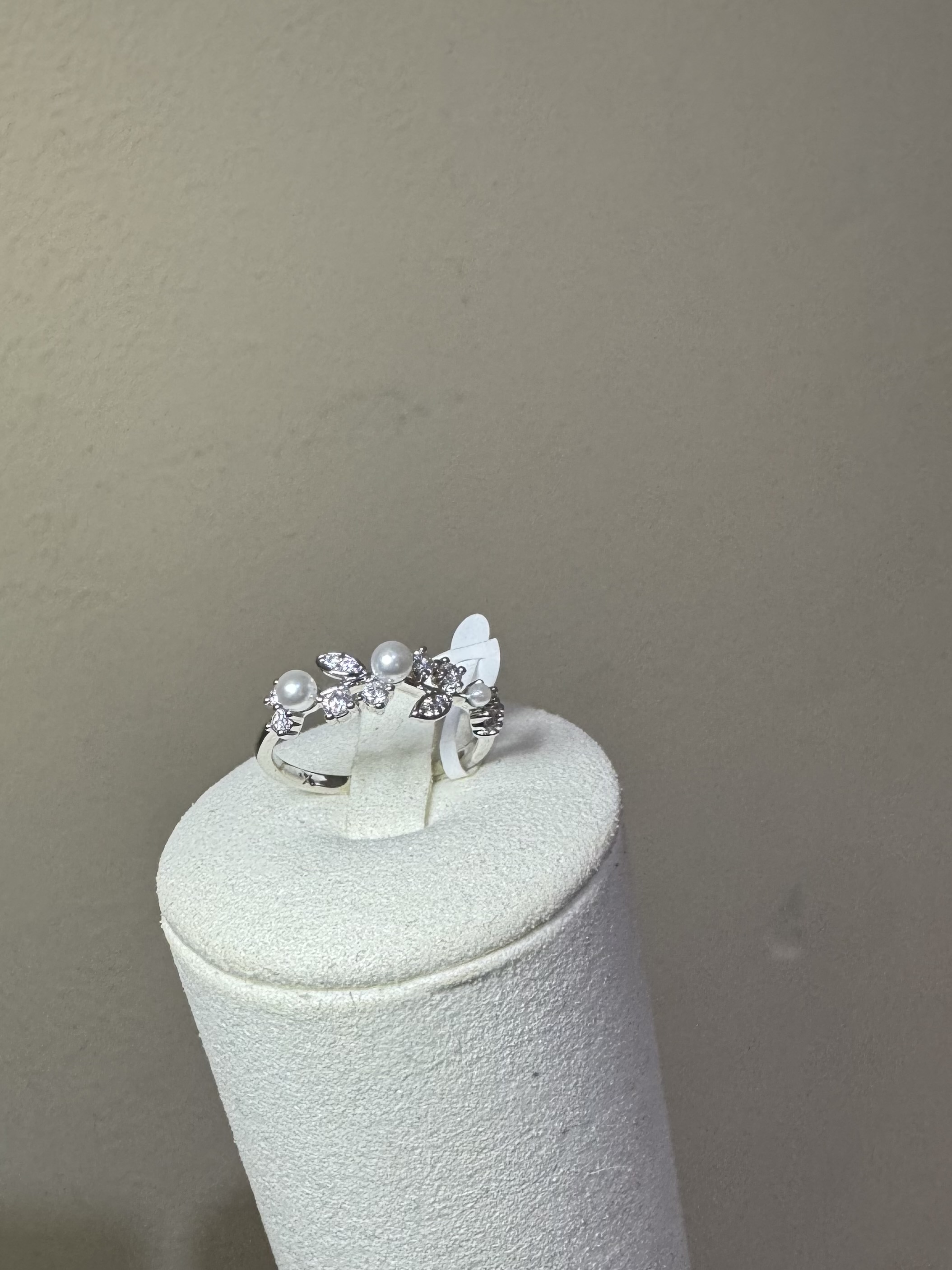 Anillo de perlas y hojas brillantes