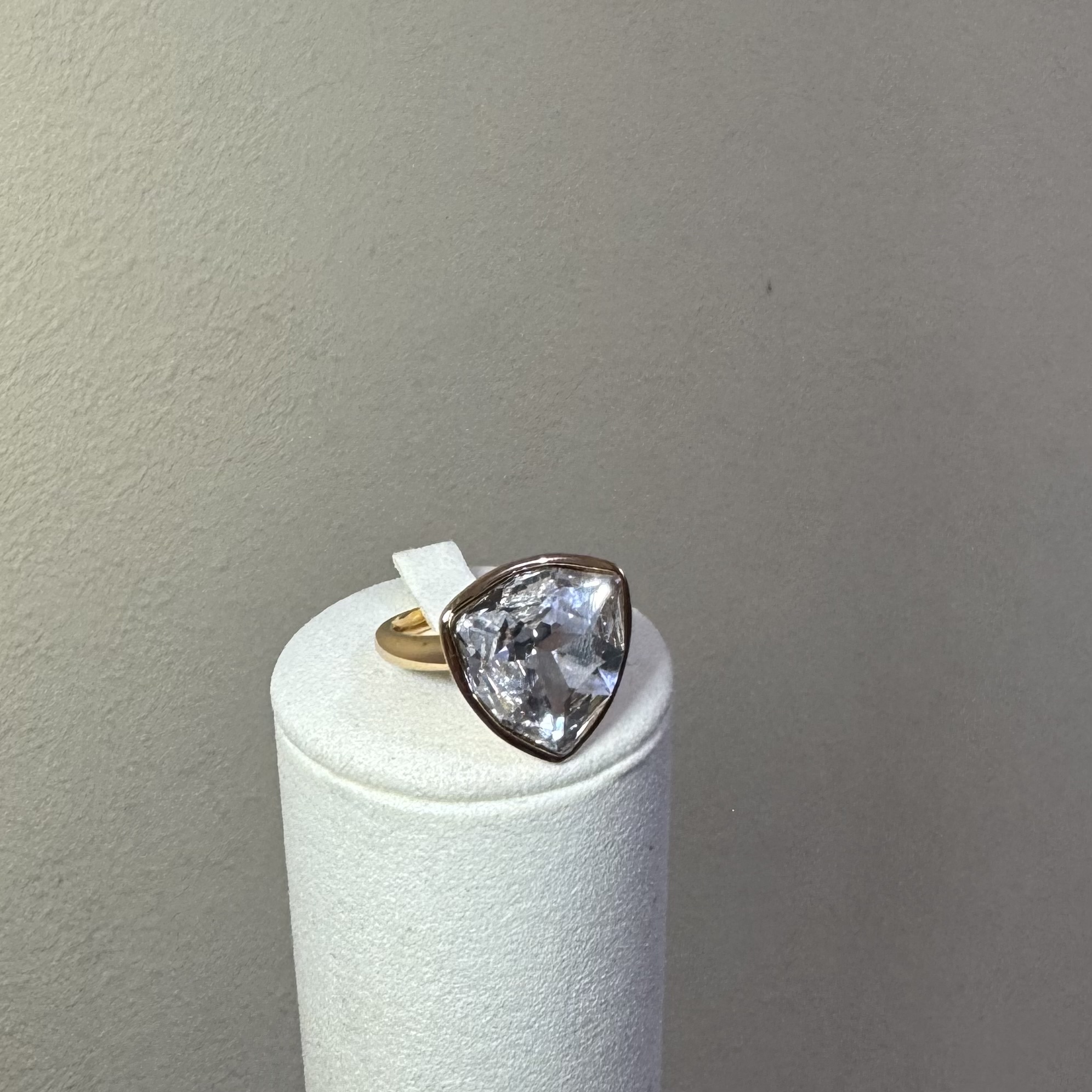 Anillo de piedra grande