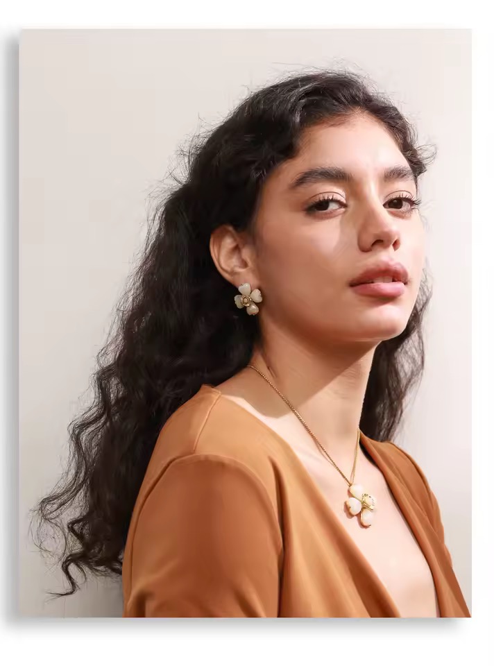 IMG_0105 Juego collar y aretes flor beige