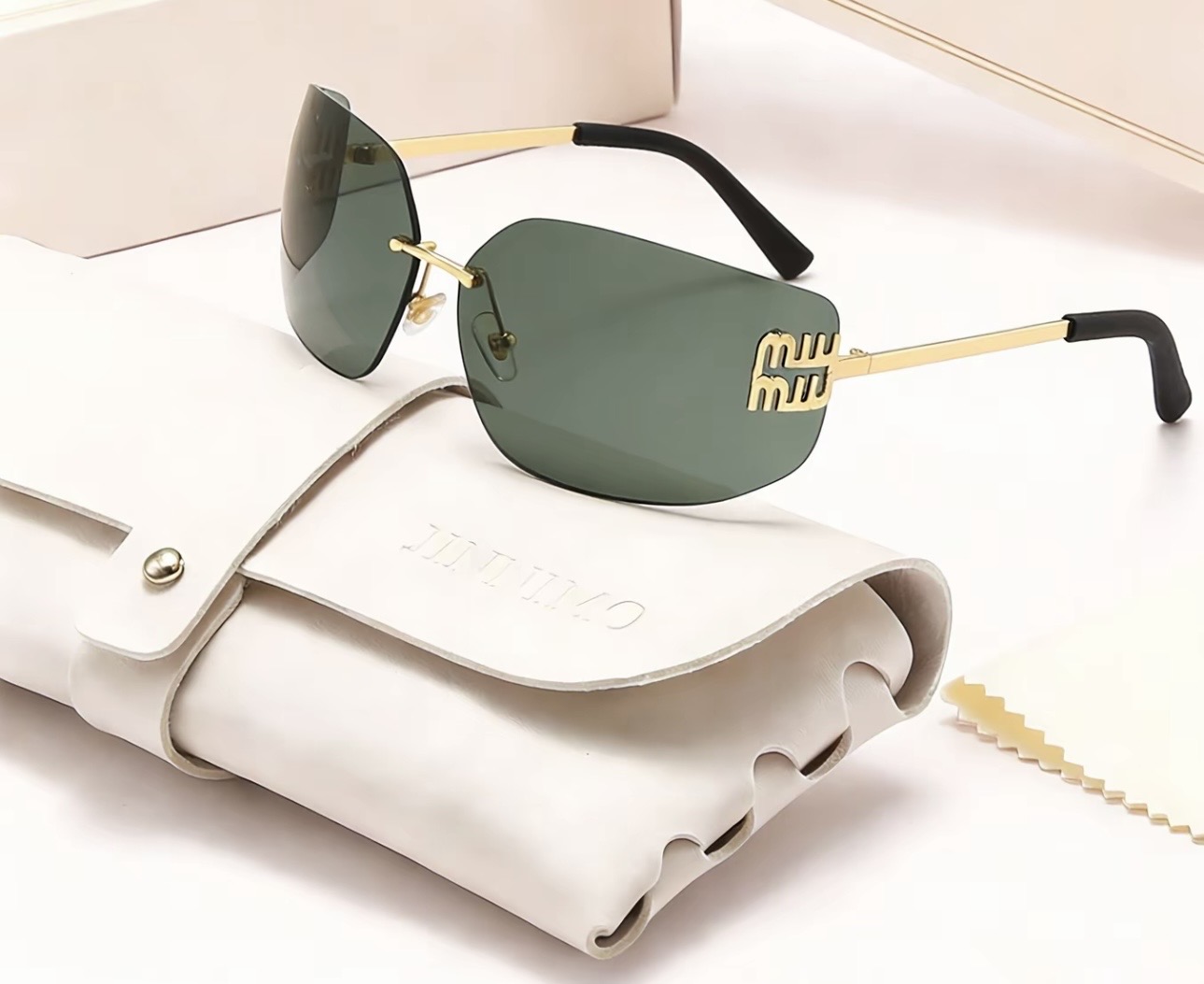 Screenshot Lentes Miu Miu lente verde largo y rectangular
