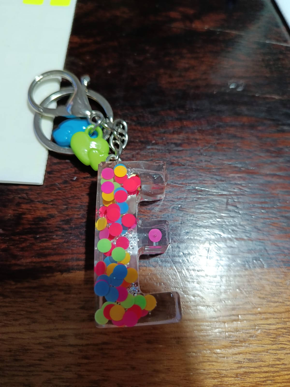 Letra E colores confetti