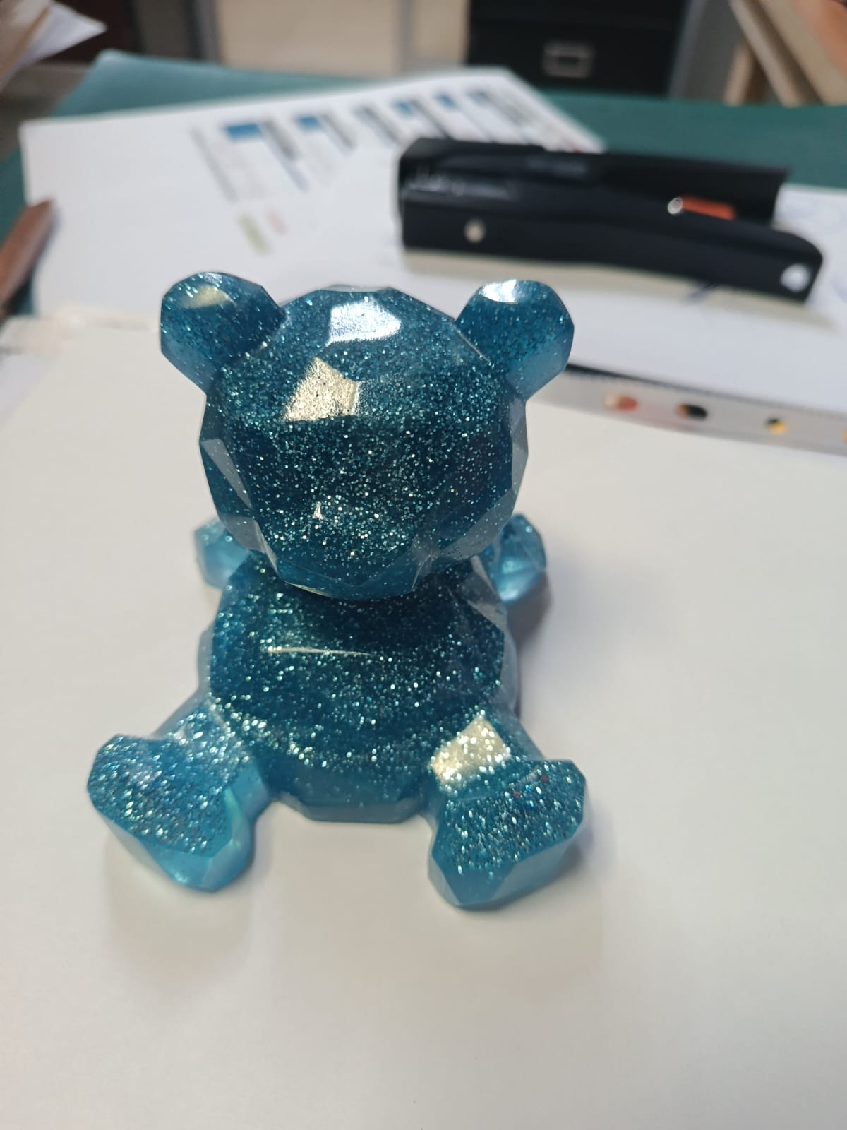 osito azul sentado