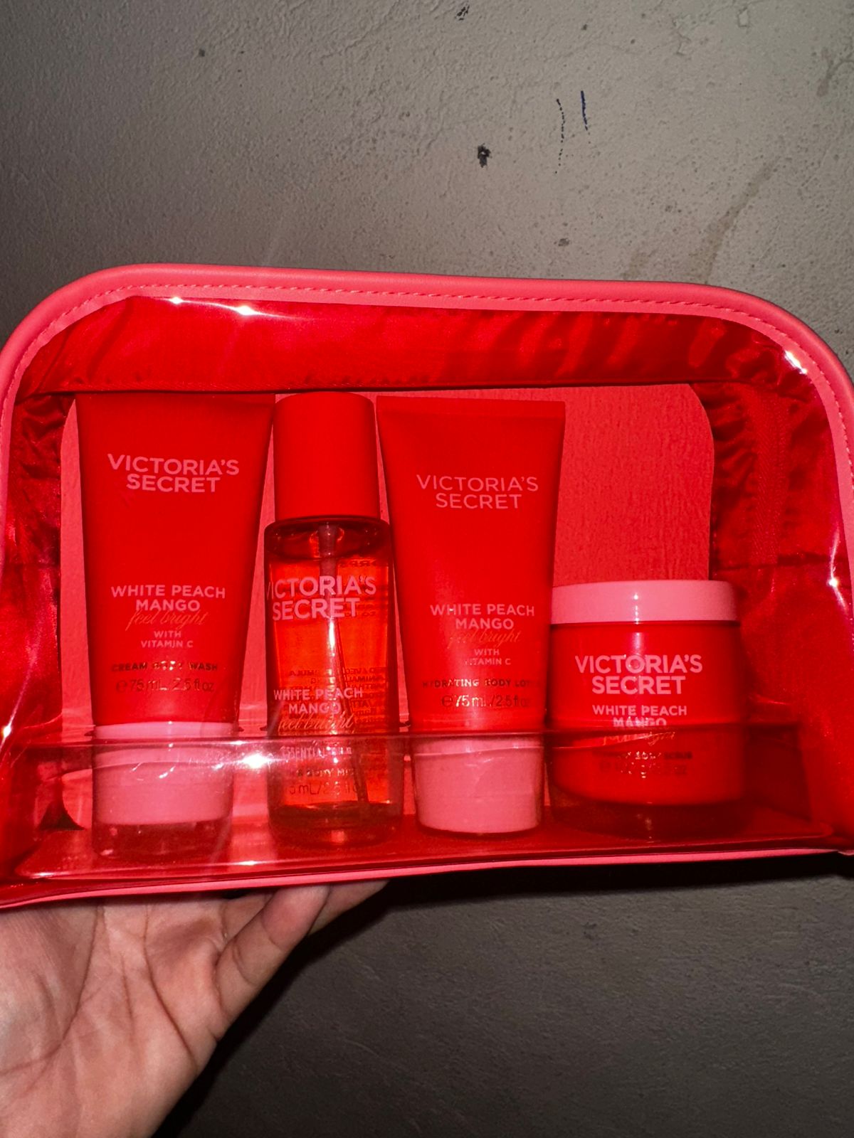 WhatsApp Image 2026-09-04 at 3.25.25 PM SET VICTORIAS SECRET CON COSMETIQUERA